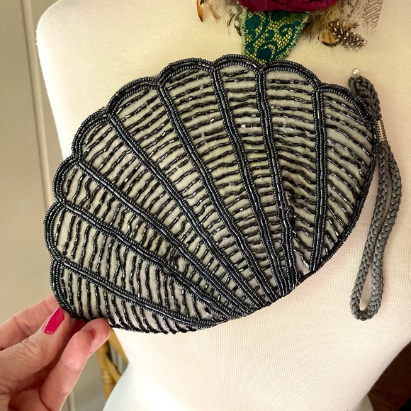 VINTAGE Beaded Shell Clutch/Wrislet - Picture 4 of 4